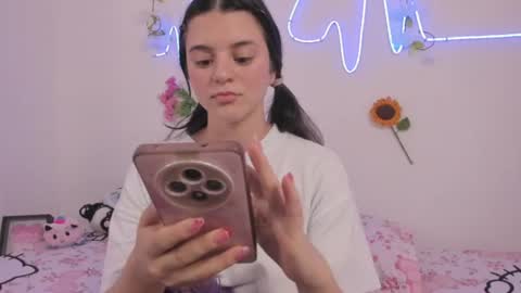 Snapshot of coralinexxx07 chatting on July 14, 2026, 2:05 am Coraline uwu Bienvenidos al dulce mundo de Coraline Hola amores soy Coraline Una chica tierna juguetona online show from July 14, 2026, 2:05 am