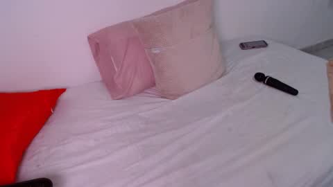 Coral Reyes online show from November 27, 2025, 10:50 am