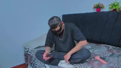 couple_2533 online show from October 6, 2025, 10:02 am