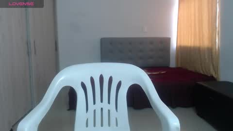  ALEJANDRO Y EMILY  online show from September 16, 2025, 1:34 pm