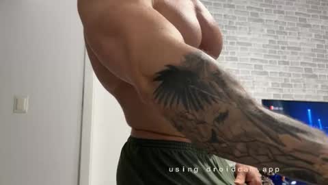 couplemuscle40 online show from November 13, 2025, 8:41 pm