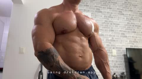 Snapshot of couplemuscle40 chatting on February 11, 2026, 6:02 pm couplemuscle40 online show from February 11, 2026, 6:02 pm