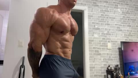 Snapshot of couplemuscle40 chatting on February 12, 2026, 12:33 pm couplemuscle40 online show from February 12, 2026, 12:33 pm