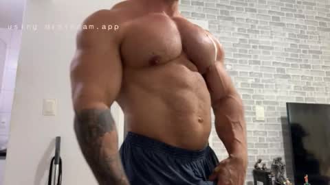 Snapshot of couplemuscle40 chatting on February 19, 2026, 5:31 pm couplemuscle40 online show from February 19, 2026, 5:31 pm