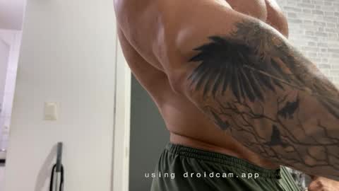 Snapshot of couplemuscle40 chatting on February 20, 2026, 3:23 pm couplemuscle40 online show from February 20, 2026, 3:23 pm