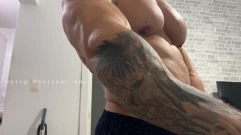 Snapshot of couplemuscle40 chatting on February 25, 2026, 5:44 pm couplemuscle40 online show from February 25, 2026, 5:44 pm