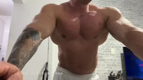 Snapshot of couplemuscle40 chatting on July 3, 2026, 2:07 am couplemuscle40 online show from July 3, 2026, 2:07 am