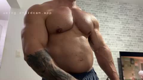 Snapshot of couplemuscle40 chatting on July 7, 2026, 2:25 am couplemuscle40 online show from July 7, 2026, 2:25 am