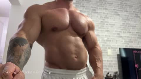 Snapshot of couplemuscle40 chatting on July 7, 2026, 6:23 pm couplemuscle40 online show from July 7, 2026, 6:23 pm
