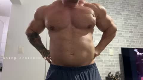 Snapshot of couplemuscle40 chatting on July 11, 2026, 12:02 am couplemuscle40 online show from July 11, 2026, 12:02 am