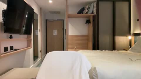 Courtney online show from October 3, 2025, 11:57 pm