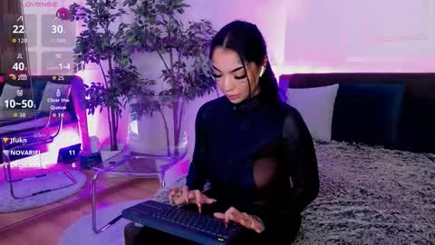 Sophie online show from November 6, 2025, 8:04 am