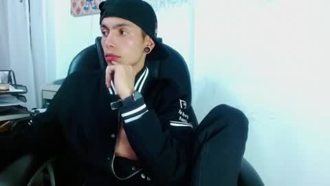 Snapshot of criiscs chatting on November 6, 2025, 6:58 am criiscs online show from November 6, 2025, 6:58 am