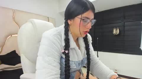 Criistaal   online show from February 7, 2025, 4:37 am