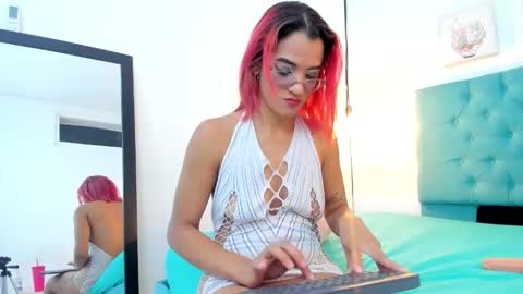 cris_dulce online show from October 13, 2025, 6:41 pm