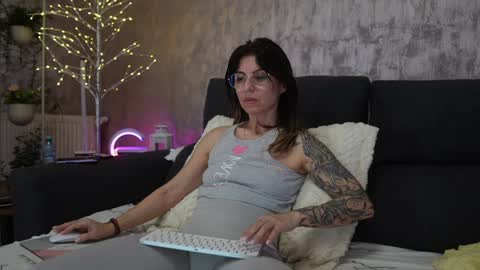 Snapshot of crissy_love chatting on February 4, 2025, 12:29 am crissy_love online show from February 4, 2025, 12:29 am