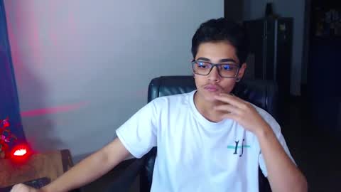 Snapshot of cristian_suarezz chatting on January 11, 2025, 1:37 am online show from January 11, 2025, 1:37 am