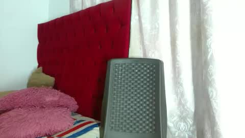 cristinamontiel74 online show from November 27, 2025, 2:52 pm