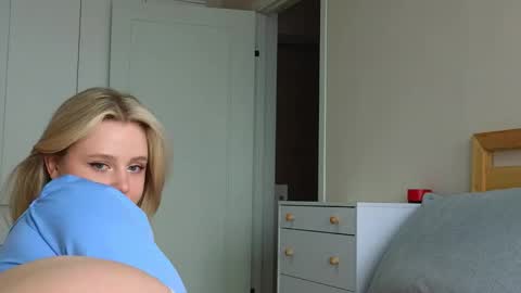Snapshot of crystal_angells chatting on September 11, 2025, 6:35 am Cassie control domi and lush in private for free online show from September 11, 2025, 6:35 am
