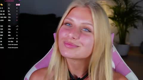 Snapshot of crystal_blond chatting on May 27, 2026, 8:39 pm Crystal online show from May 27, 2026, 8:39 pm