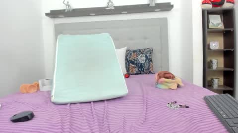 crystal_butterfly1 online show from January 16, 2025, 5:33 pm