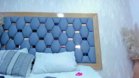 crystal_sm online show from April 7, 2026, 3:07 am