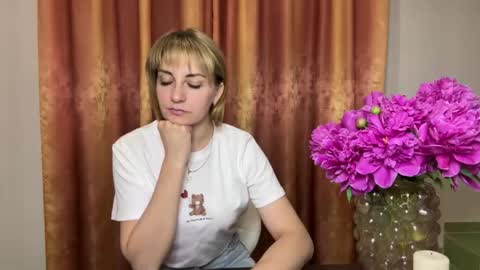 Snapshot of crystalfever_ chatting on June 3, 2026, 8:03 pm Mary online show from June 3, 2026, 8:03 pm