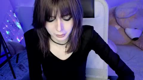 crystallbloom online show from April 3, 2026, 1:14 am