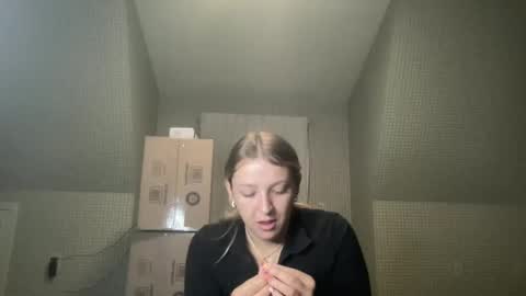 CrystalBabyy online show from October 25, 2025, 2:41 am