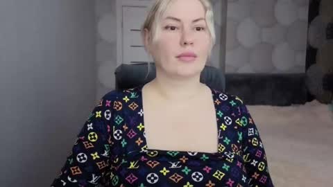 CrystalllEyes online show from November 14, 2025, 5:06 am