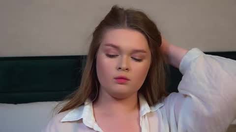 Crystal online show from October 19, 2025, 6:08 pm