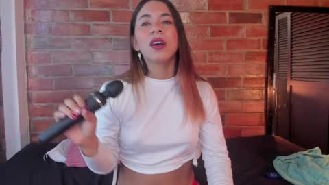 Snapshot of crystalvazquez chatting on December 8, 2024, 1:25 pm Soy Crystal online show from December 8, 2024, 1:25 pm