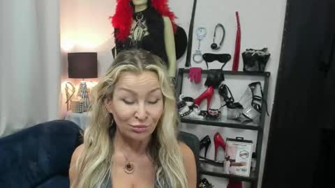 Snapshot of crystalxohotty chatting on May 15, 2026, 6:20 am CrystalHotty online show from May 15, 2026, 6:20 am