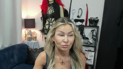 Snapshot of crystalxohotty chatting on May 18, 2026, 5:13 am CrystalHotty online show from May 18, 2026, 5:13 am