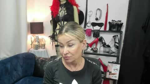 Snapshot of crystalxohotty chatting on May 22, 2026, 4:30 am CrystalHotty online show from May 22, 2026, 4:30 am