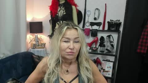 Snapshot of crystalxohotty chatting on May 27, 2026, 4:31 am CrystalHotty online show from May 27, 2026, 4:31 am