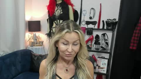 Snapshot of crystalxohotty chatting on May 28, 2026, 4:32 am CrystalHotty online show from May 28, 2026, 4:32 am