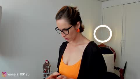 Leonela online show from December 21, 2025, 6:15 pm