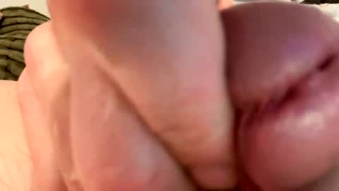 cumbuckets17 online show from September 20, 2025, 3:02 pm