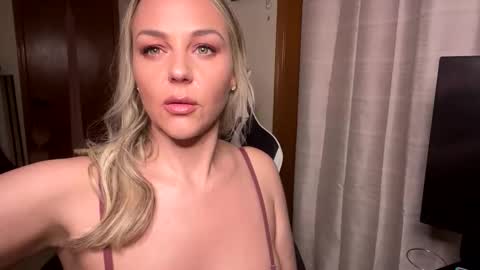 cumguzzlingskank online show from May 21, 2026, 5:03 am