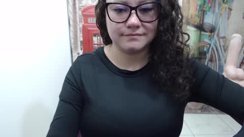 Snapshot of curly_greeneyed chatting on November 5, 2025, 6:30 pm Vannesa online show from November 5, 2025, 6:30 pm