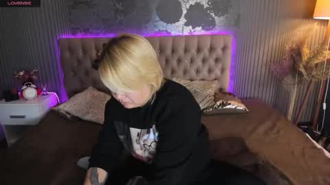 Snapshot of curlydreams chatting on October 20, 2025, 5:30 am CurlyDreams online show from October 20, 2025, 5:30 am