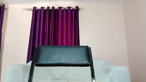 Essie online show from September 10, 2025, 9:42 am