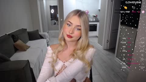 Kira  online show from September 25, 2025, 12:31 pm