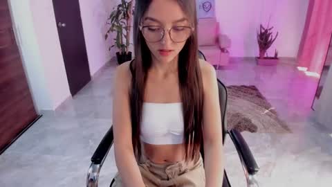 Snapshot of cute_fox_1 chatting on December 22, 2025, 2:25 pm Bella Fox online show from December 22, 2025, 2:25 pm