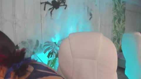 Sofa  online show from October 14, 2025, 8:53 pm