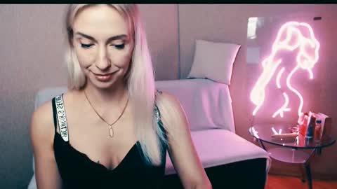 cute_smile_shy online show from October 21, 2025, 7:36 pm