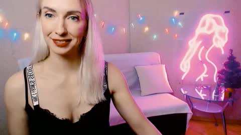 cute_smile_shy online show from December 18, 2025, 8:48 pm