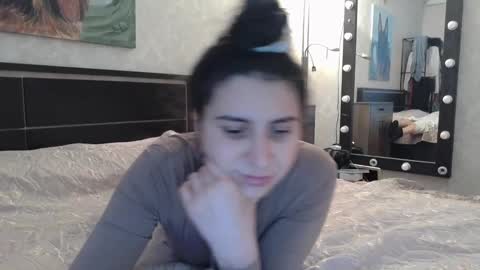 cute_strawberry_ online show from December 18, 2024, 1:02 pm