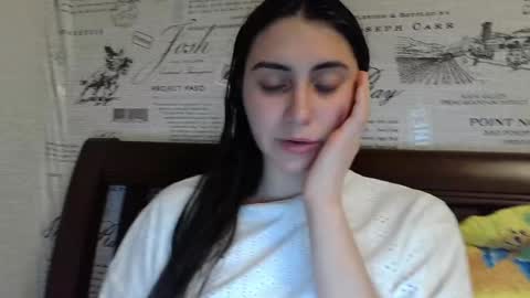 cute_strawberry_ online show from January 8, 2025, 4:11 pm